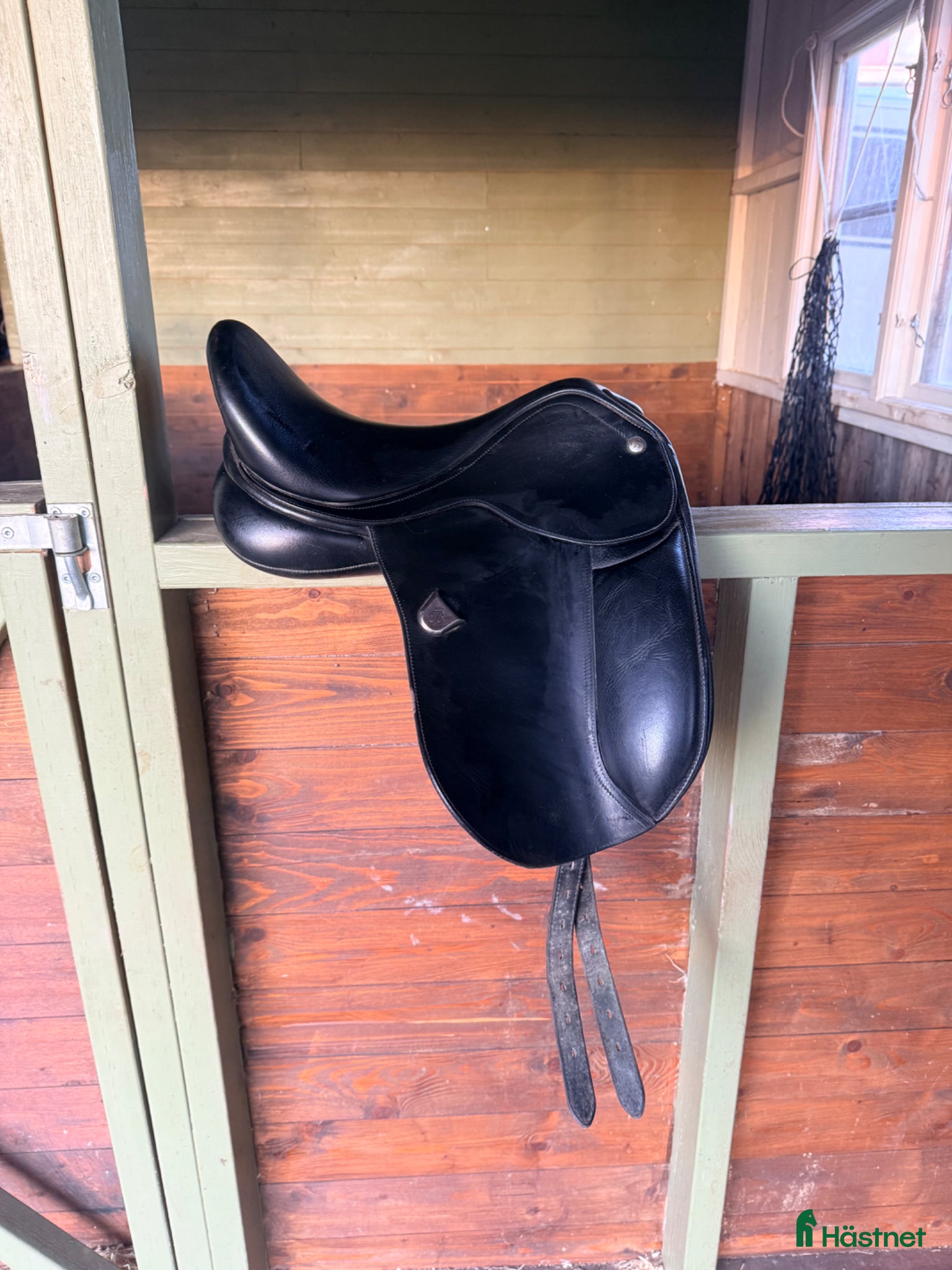 Sadlar hästutrustning Dressyrsadel från Bates. Knappt använd - Annons 3