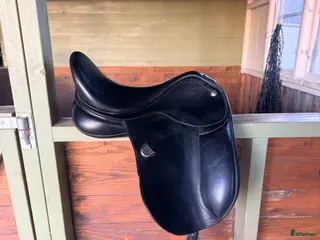 Sadlar hästutrustning Dressyrsadel från Bates. Knappt använd - Annons 3