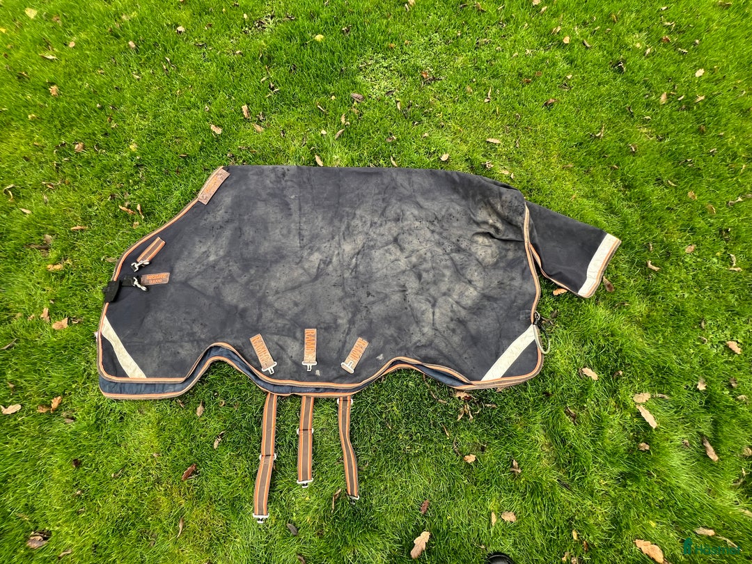 Täcken hästutrustning till salu: Rambo Supreme regntäcke inkl hals i Vargön - Annons 1