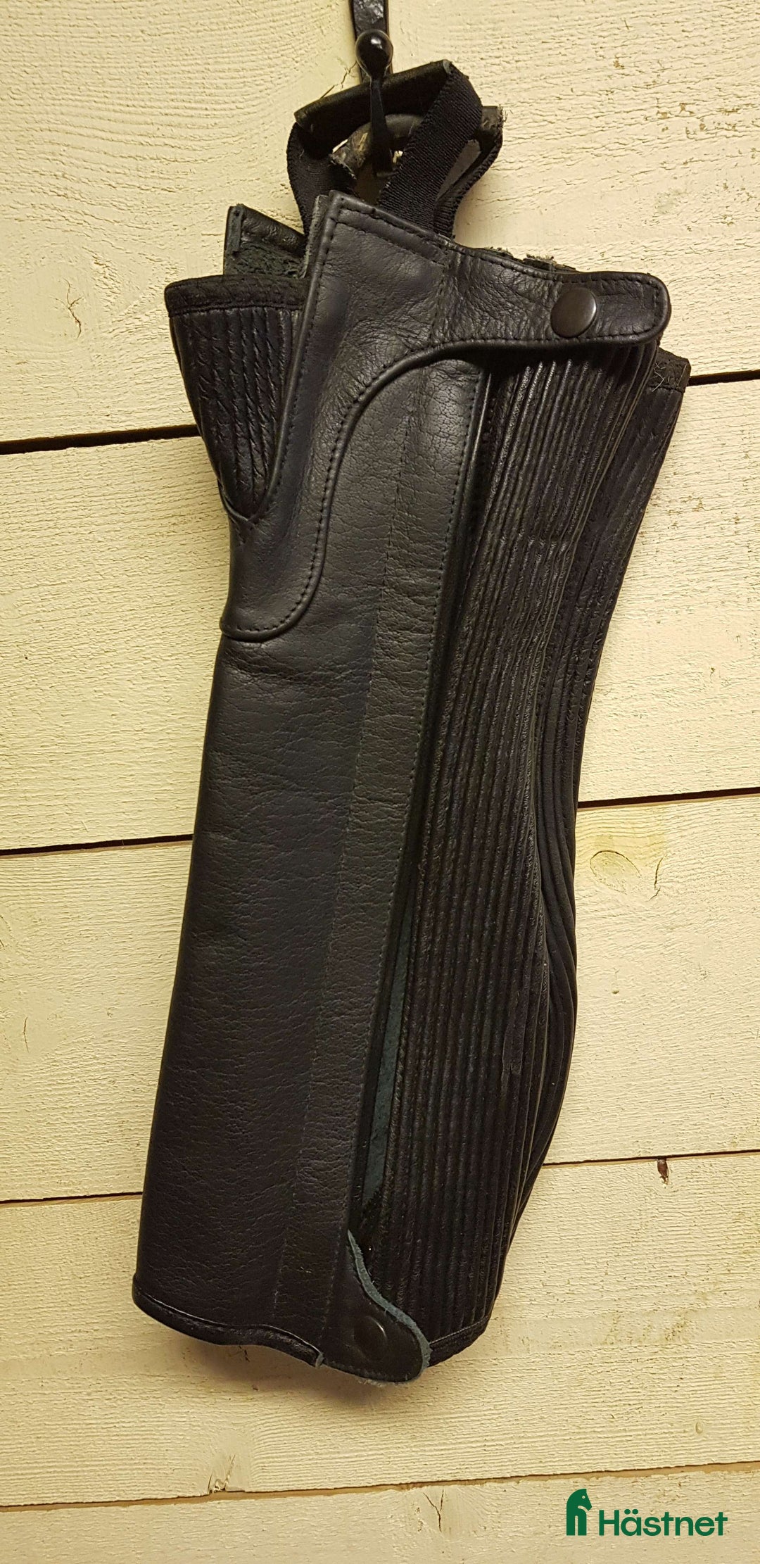 Ridstövlar ryttarutrustning till salu: Svarta läderchaps i Nora - Annons 1