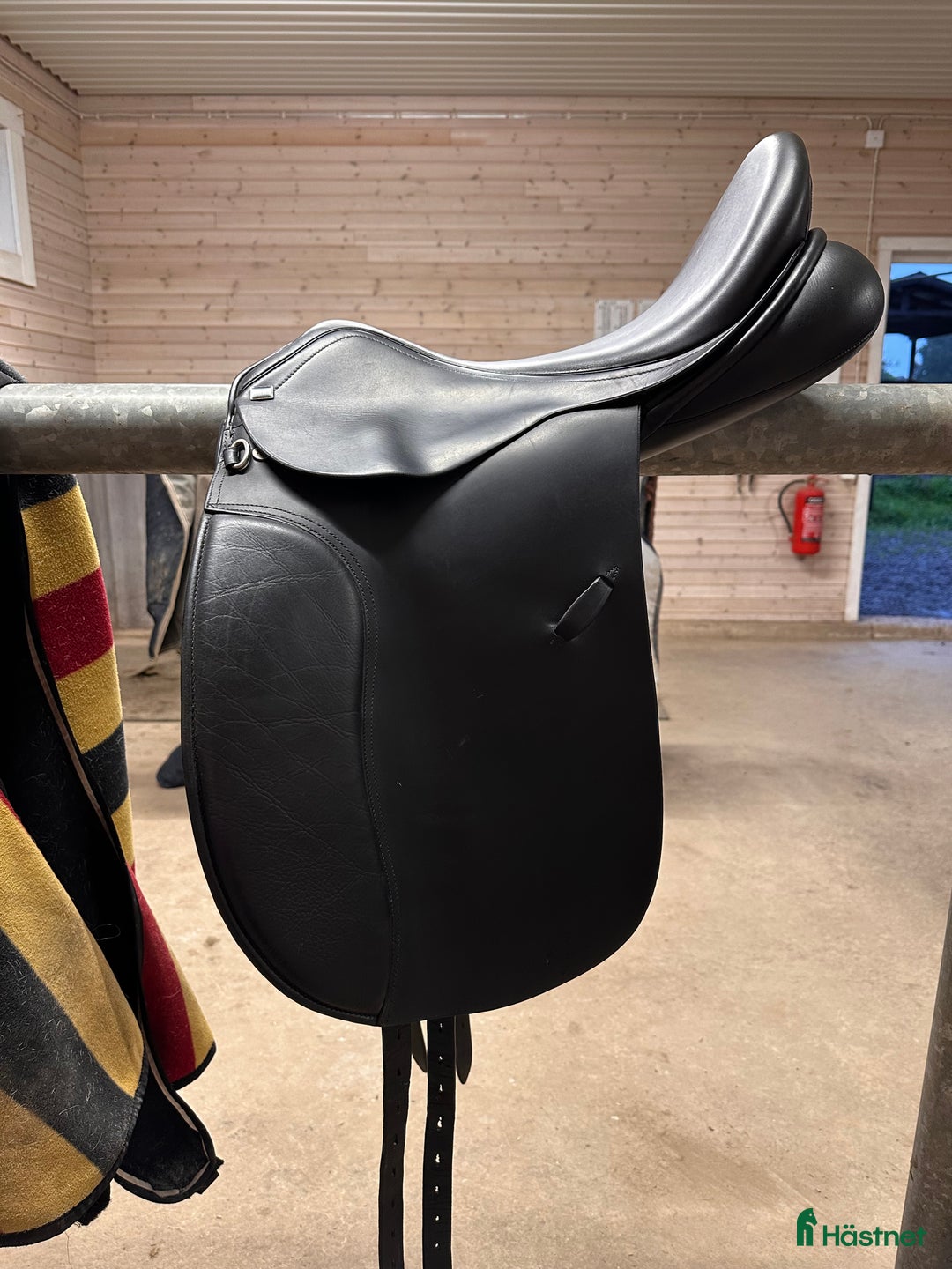 Sadlar hästutrustning till salu: 18” vid bom dressyr  i Borlänge - Annons 2
