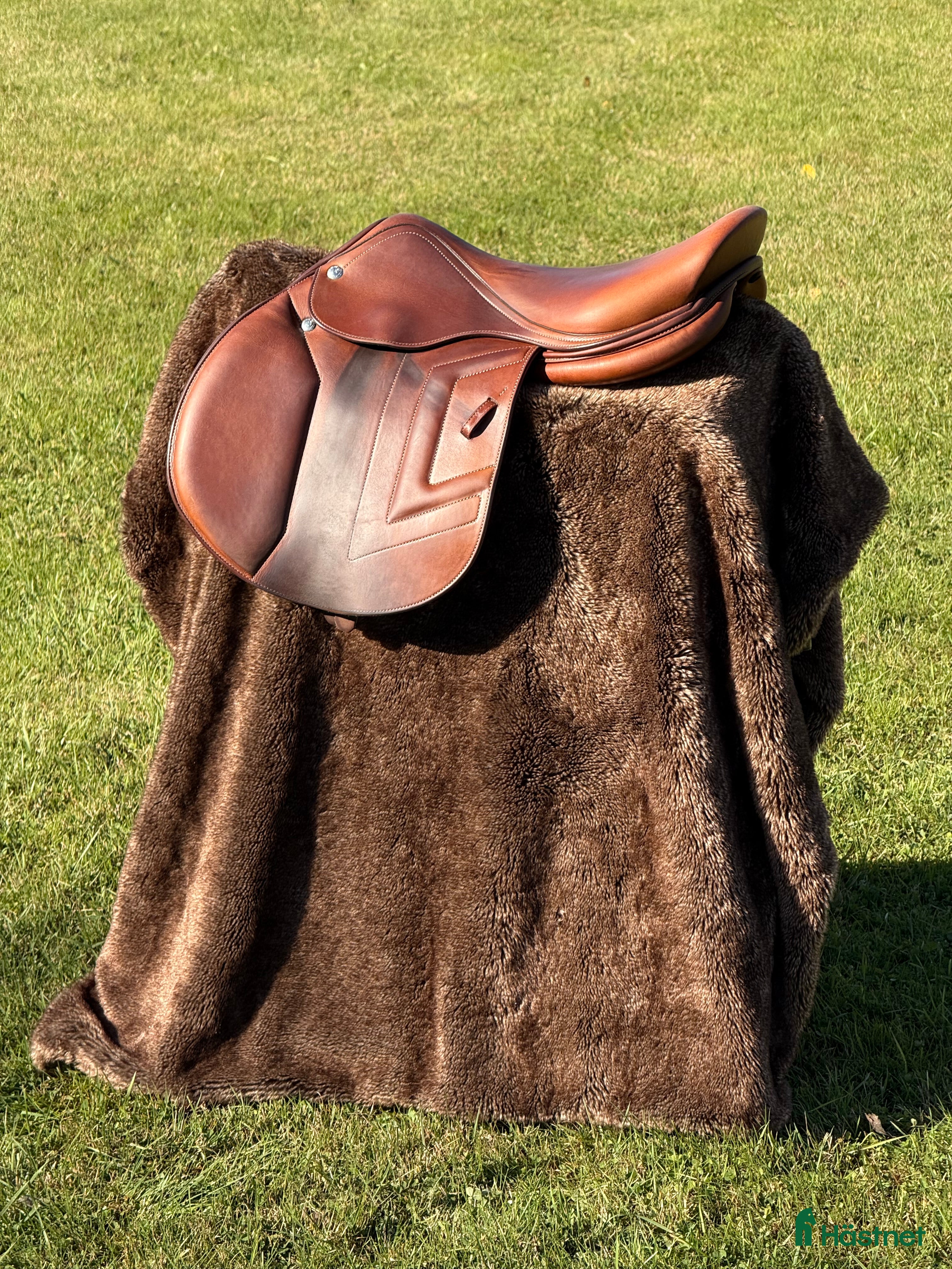 Sadlar hästutrustning Renaissance hoppsadel  i Sigtuna - Annons 1