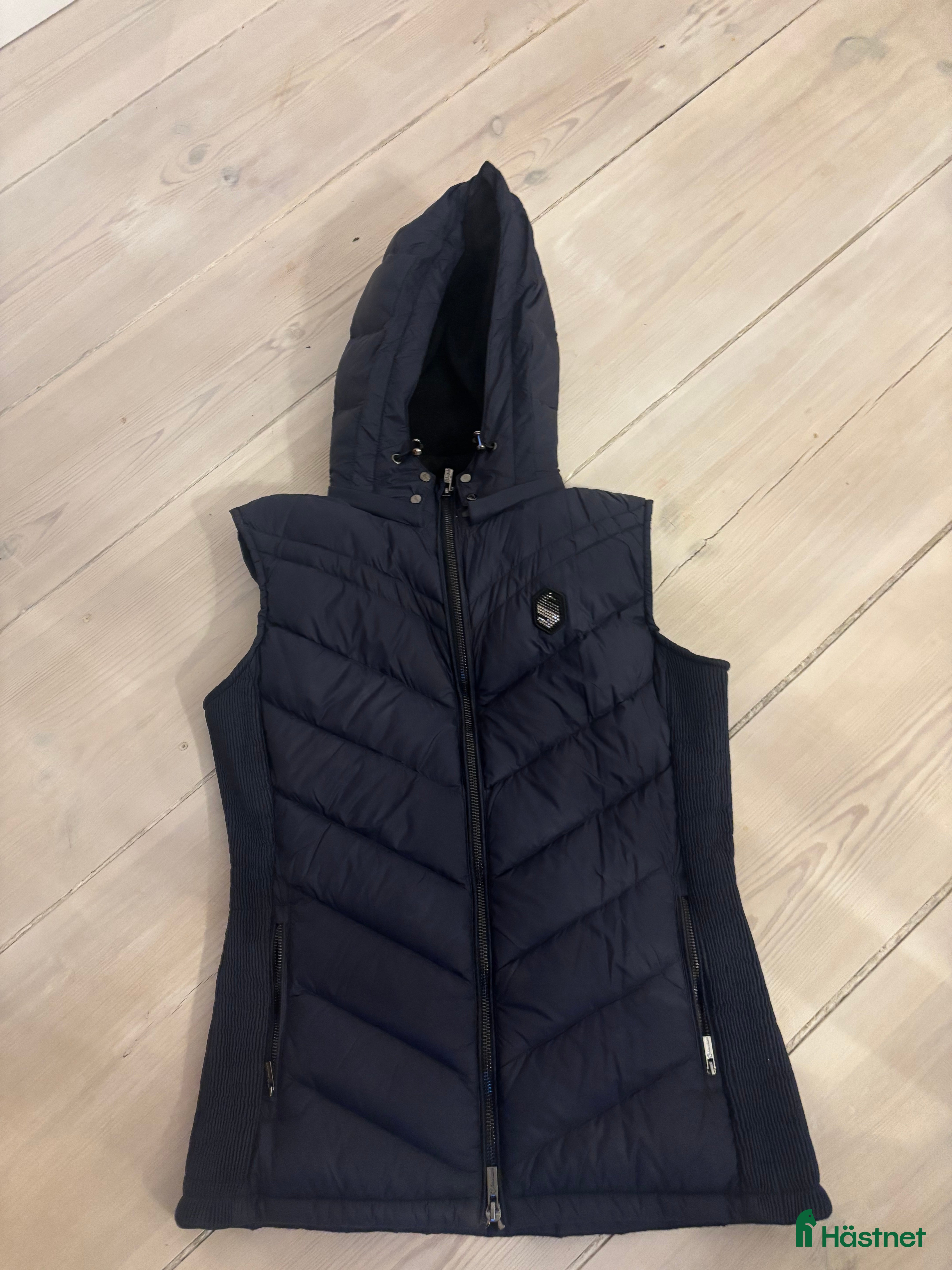 Jackor & Kavajer ryttarutrustning till salu: Dunväst från Samshield  i Vreta Kloster - Annons 20