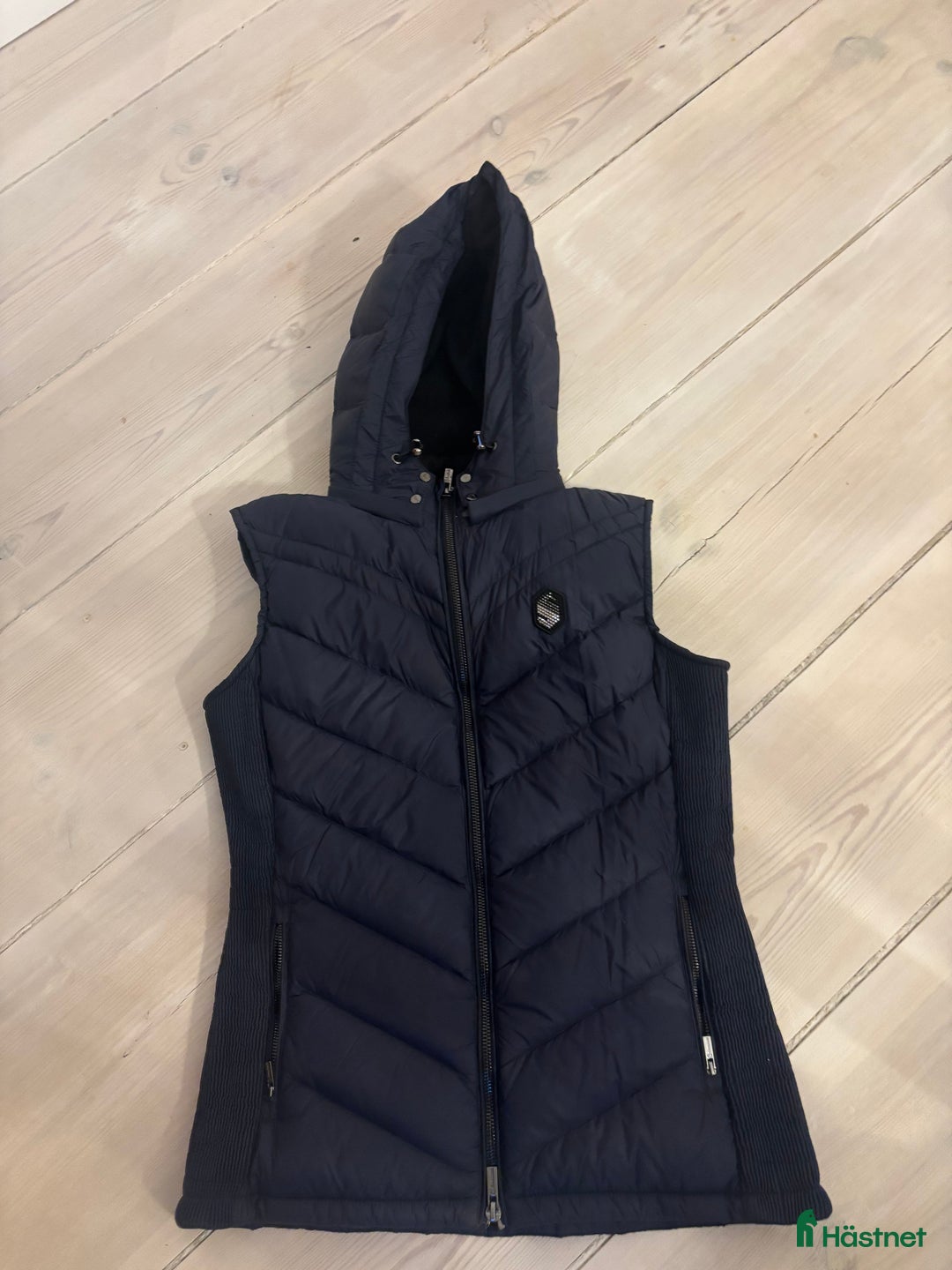 Jackor & Kavajer ryttarutrustning till salu: Dunväst från Samshield  i Vreta Kloster - Annons 1