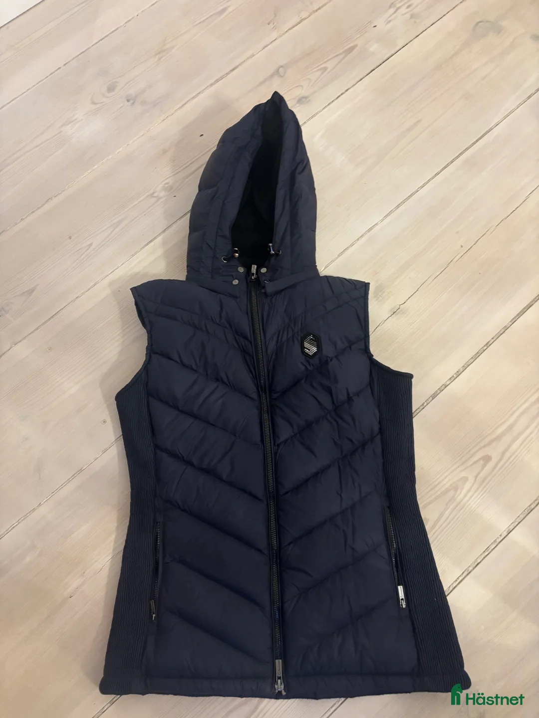 Jackor & Kavajer ryttarutrustning till salu: Dunväst från Samshield  i Vreta Kloster - Annons 1