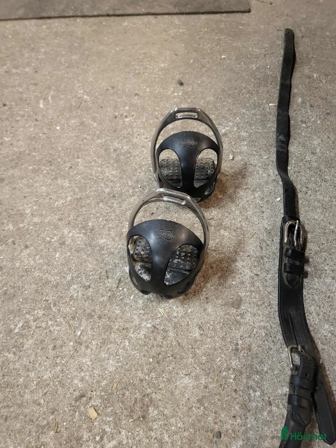 Sadeltillbehör hästutrustning till salu: Lippo dressyrgjord, m.m. i Köping - Annons 3