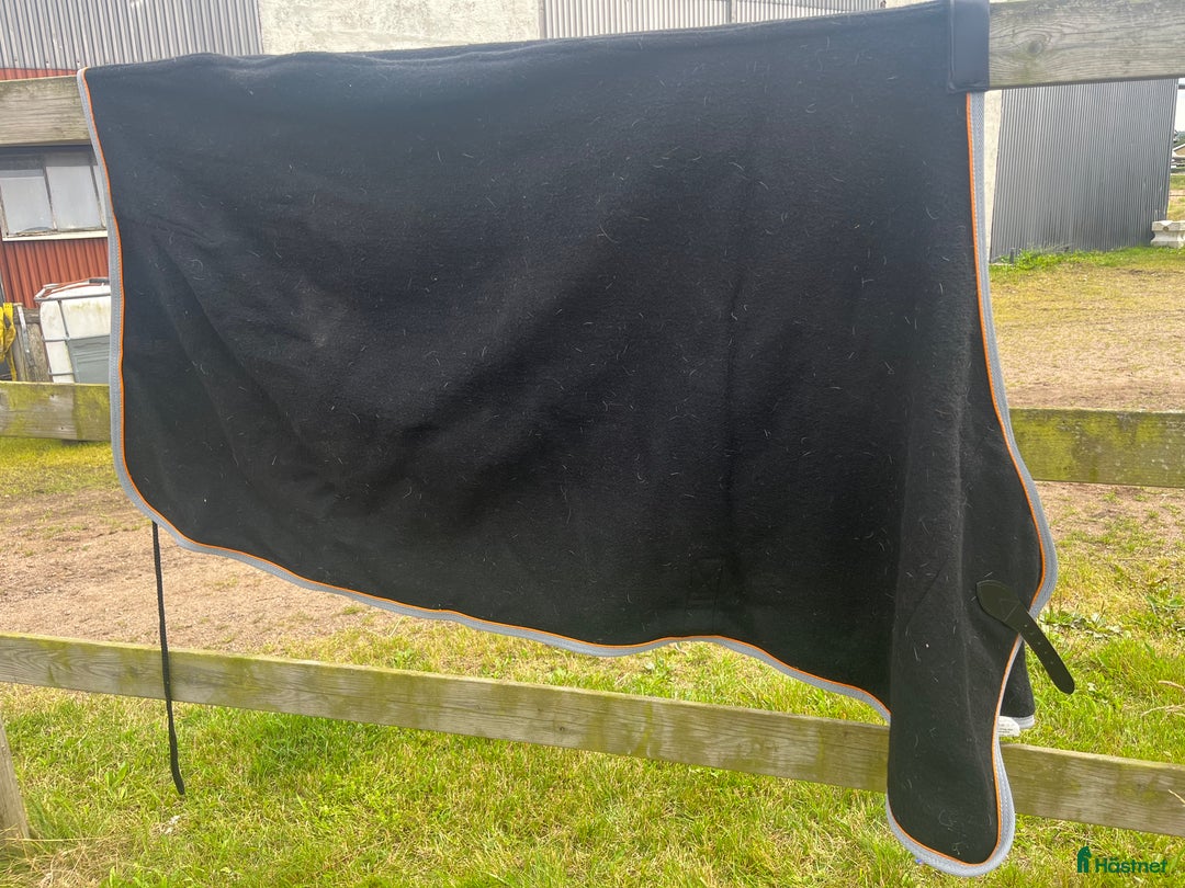 Täcken hästutrustning till salu: Hansbo Ulltäcke i Kvidinge - Annons 4