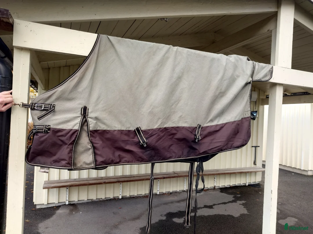 Täcken hästutrustning till salu: Tjockt vattenavvisande vintertäcke i Kista - Annons 1