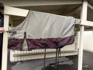 Täcken hästutrustning till salu: Tjockt vattenavvisande vintertäcke i Kista - Annons 2