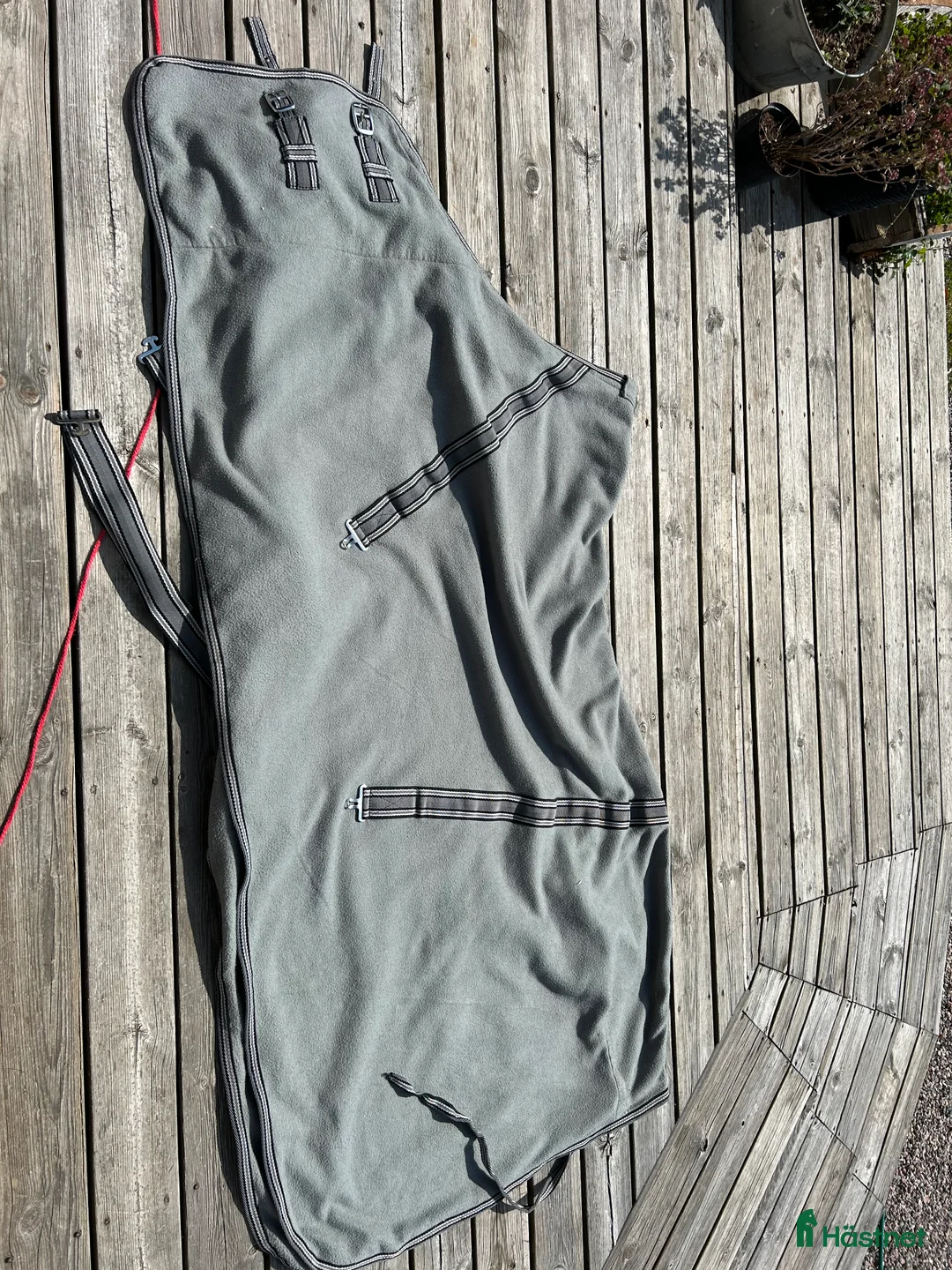 Täcken hästutrustning till salu: Fleecetäcke säljes  - Annons 1