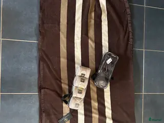 Täcken hästutrustning till salu: Fint fleecetäcken med nya oanvända lindor - Annons 2