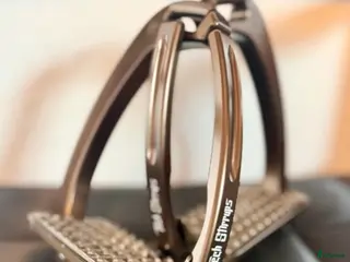 Stigbyglar hästutrustning Venice Dressage Sloped Tech stigbygel - Annons 1