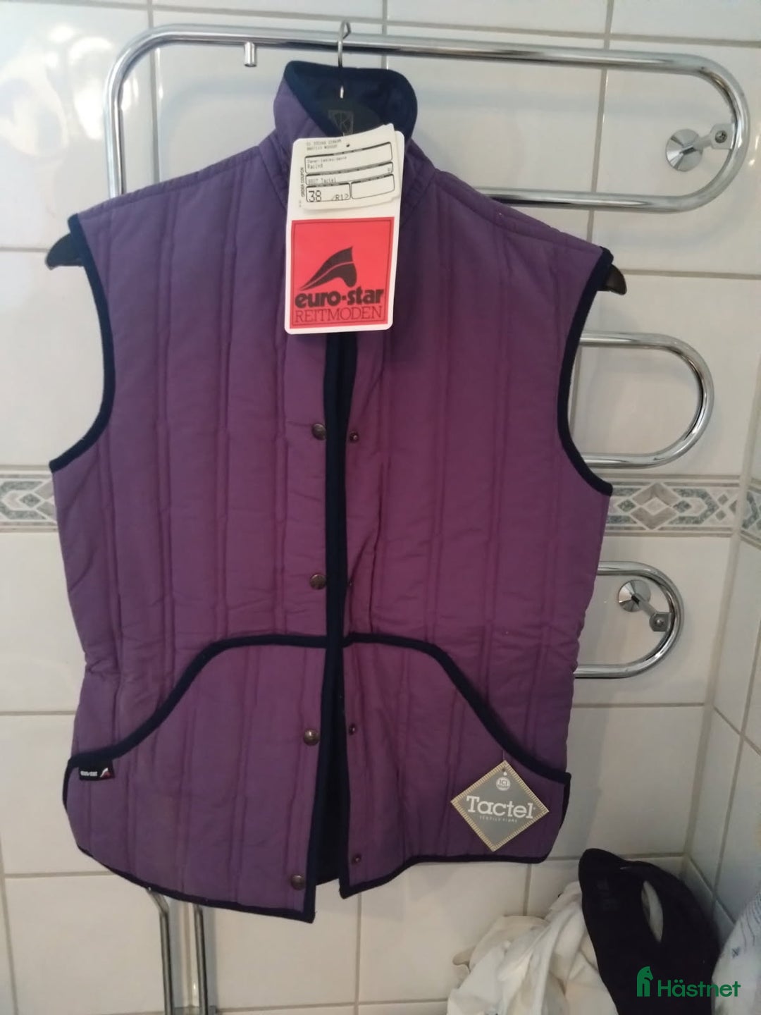 Jackor & Kavajer ryttarutrustning till salu: Vadderad väst oanvänd i Sollentuna - Annons 1