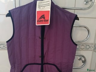 Jackor & Kavajer ryttarutrustning till salu: Vadderad väst oanvänd i Sollentuna - Annons 2