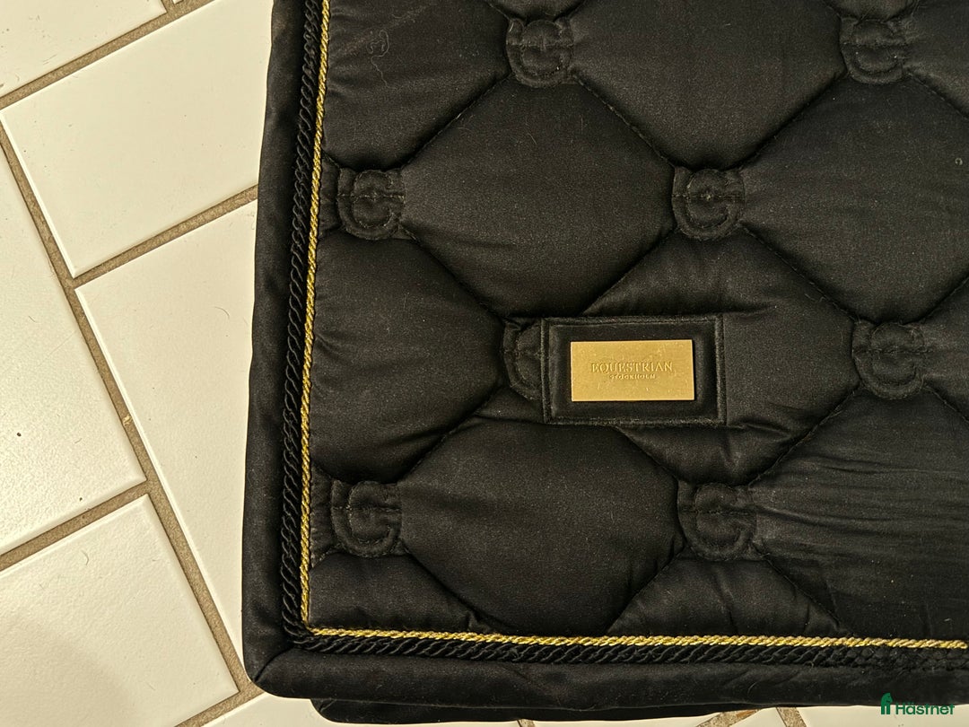 Schabrak & Vojlockar hästutrustning till salu: Equestrian Stockholm svart dressyrschabrak i Bromma - Annons 2