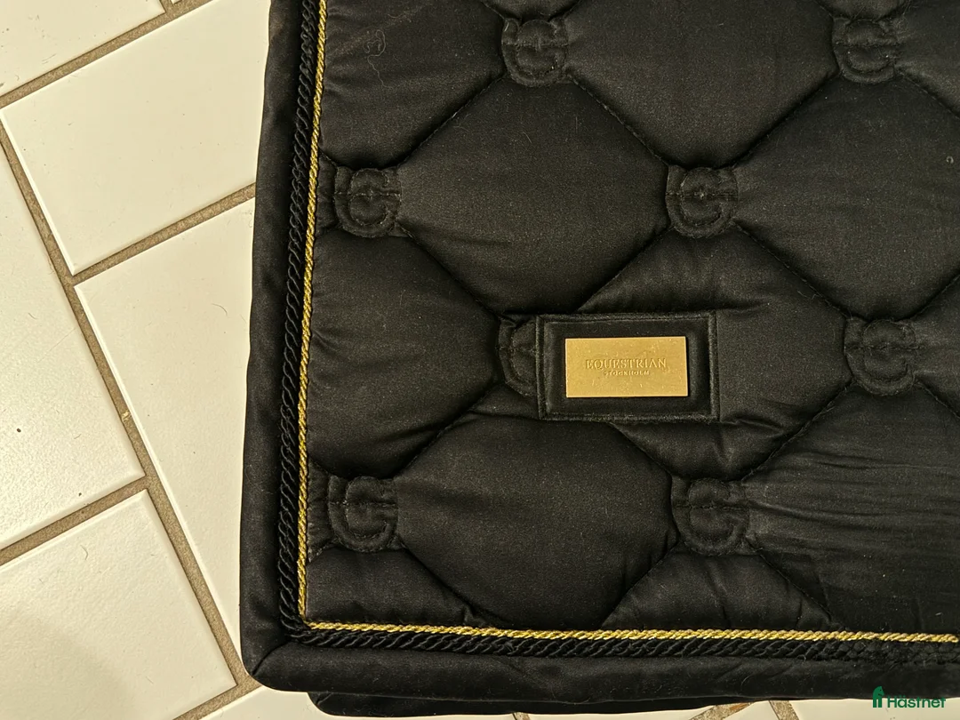 Schabrak & Vojlockar hästutrustning till salu: Equestrian Stockholm svart dressyrschabrak - Annons 2