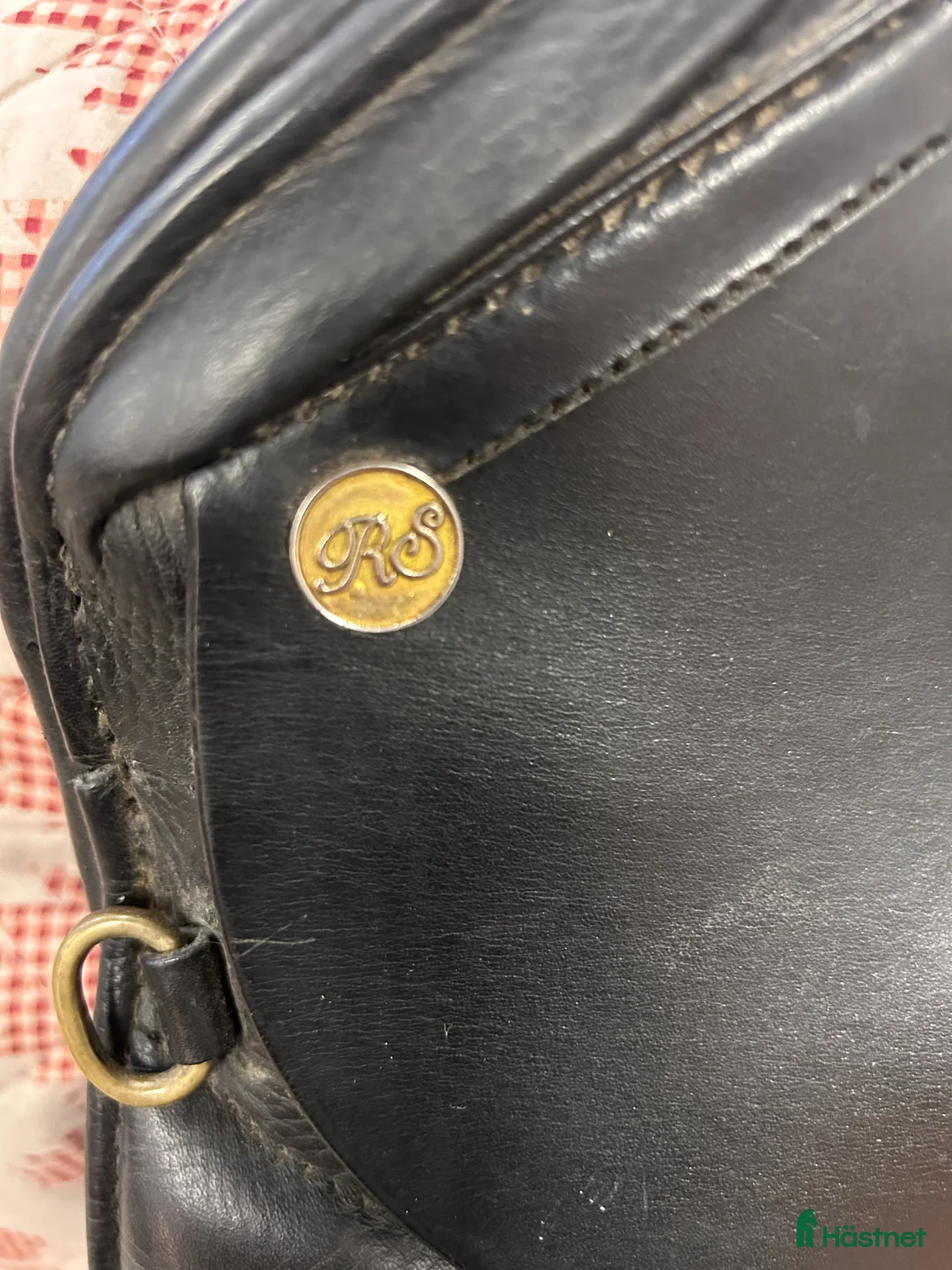 Sadlar hästutrustning till salu: Fin svart Rolf Stenberg dressyrsadel i Upplands Väsby - Annons 5