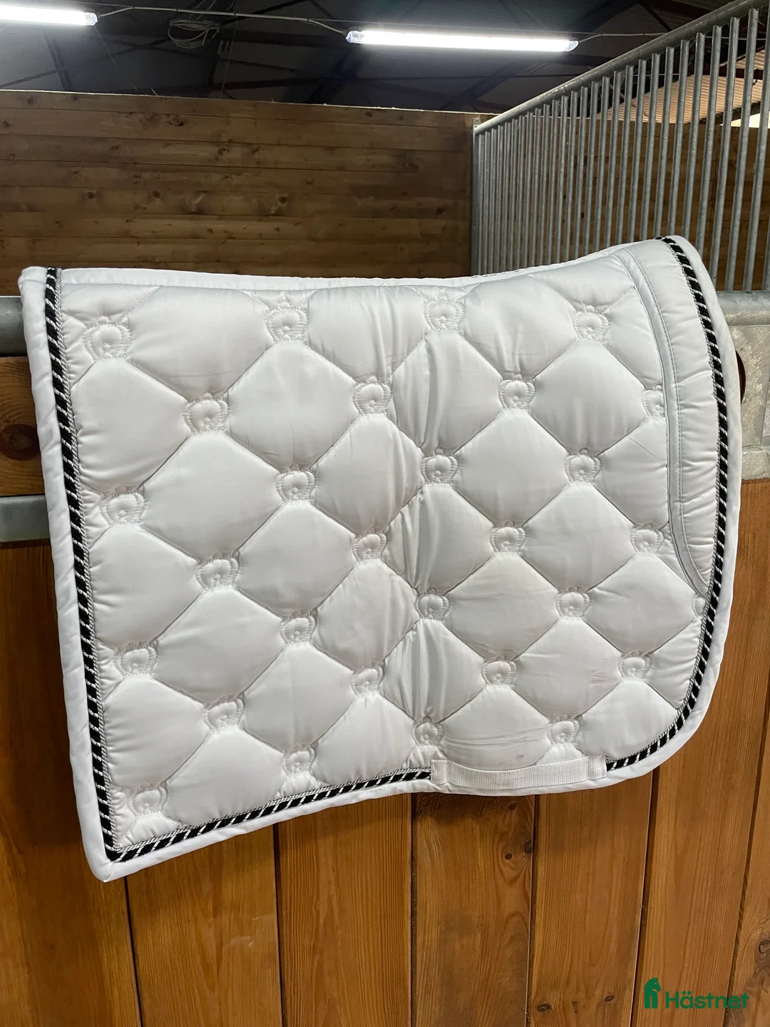 Schabrak & Vojlockar hästutrustning till salu: Vitt ps schabrak i Knivsta - Annons 5