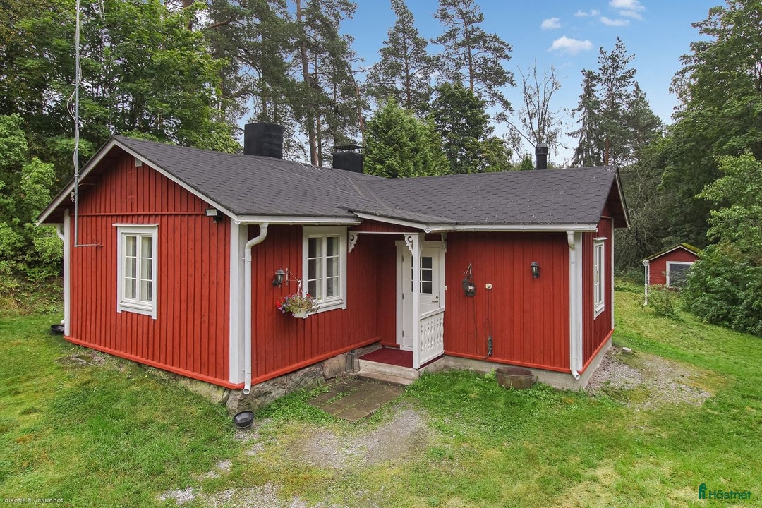  hästgårdar till salu: Charmigt timmerhus från 1800-talet med stall i Söderkulla - Annons 3