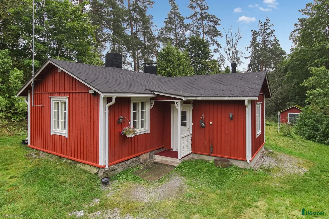  hästgårdar till salu: Charmigt timmerhus från 1800-talet med stall i Söderkulla - Annons 3