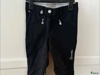 Ridbyxor ryttarutrustning till salu: Svarta Cavallo ridbyxor med glittrigadetaljer - Annons 4