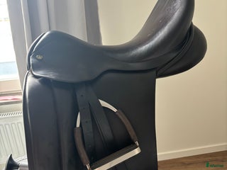 Sadlar hästutrustning till salu: Crown dressyrsadel 17 i Jordbro - Annons 1
