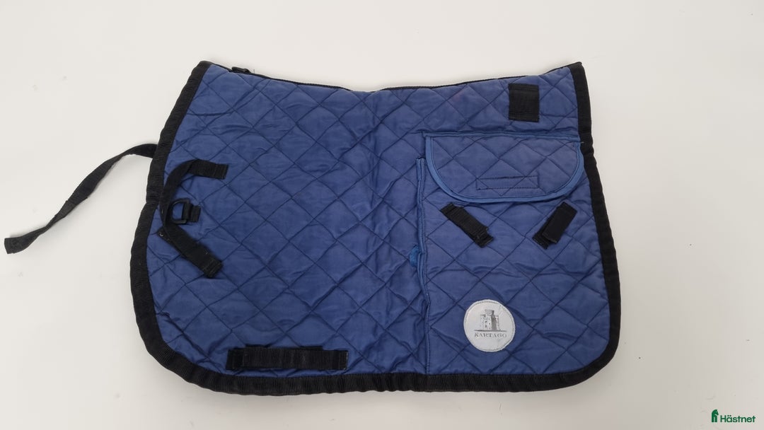 Schabrak & Vojlockar hästutrustning till salu: Blått schabrak med väskor i Färentuna - Annons 2