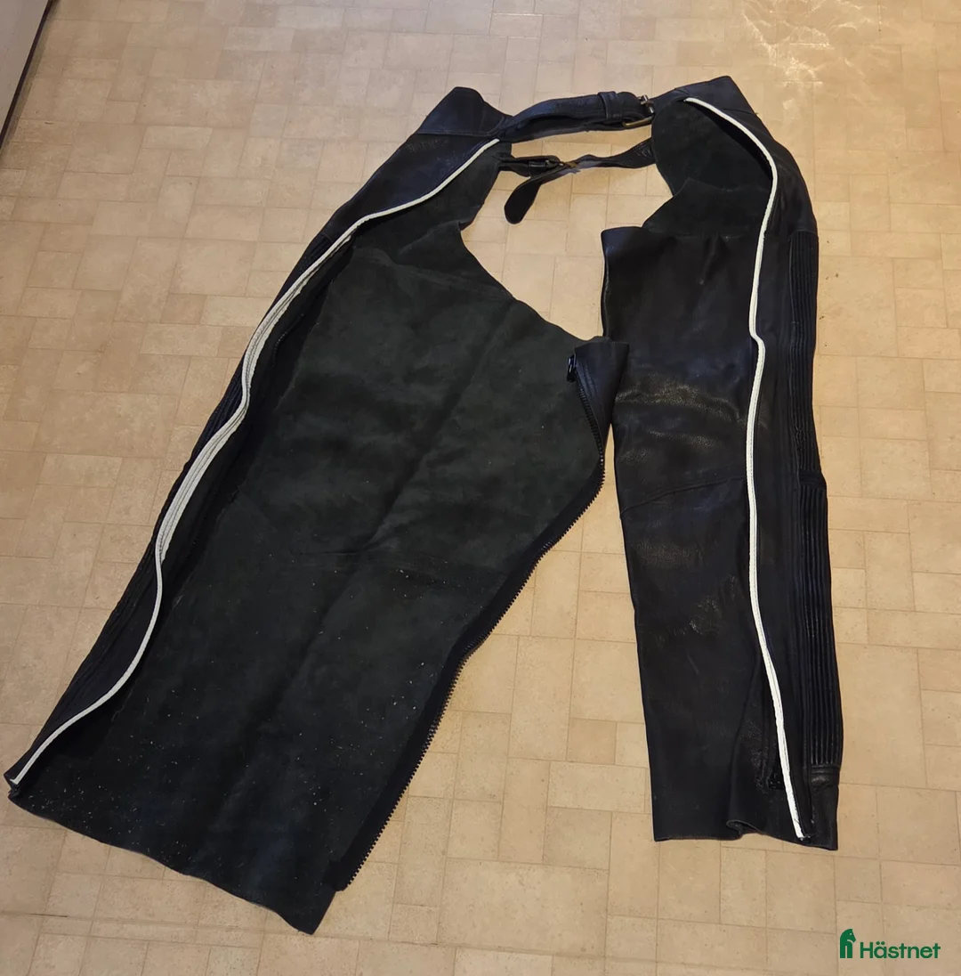 Ridbyxor ryttarutrustning till salu: Långa skinnchaps strl M i Hudiksvall - Annons 3