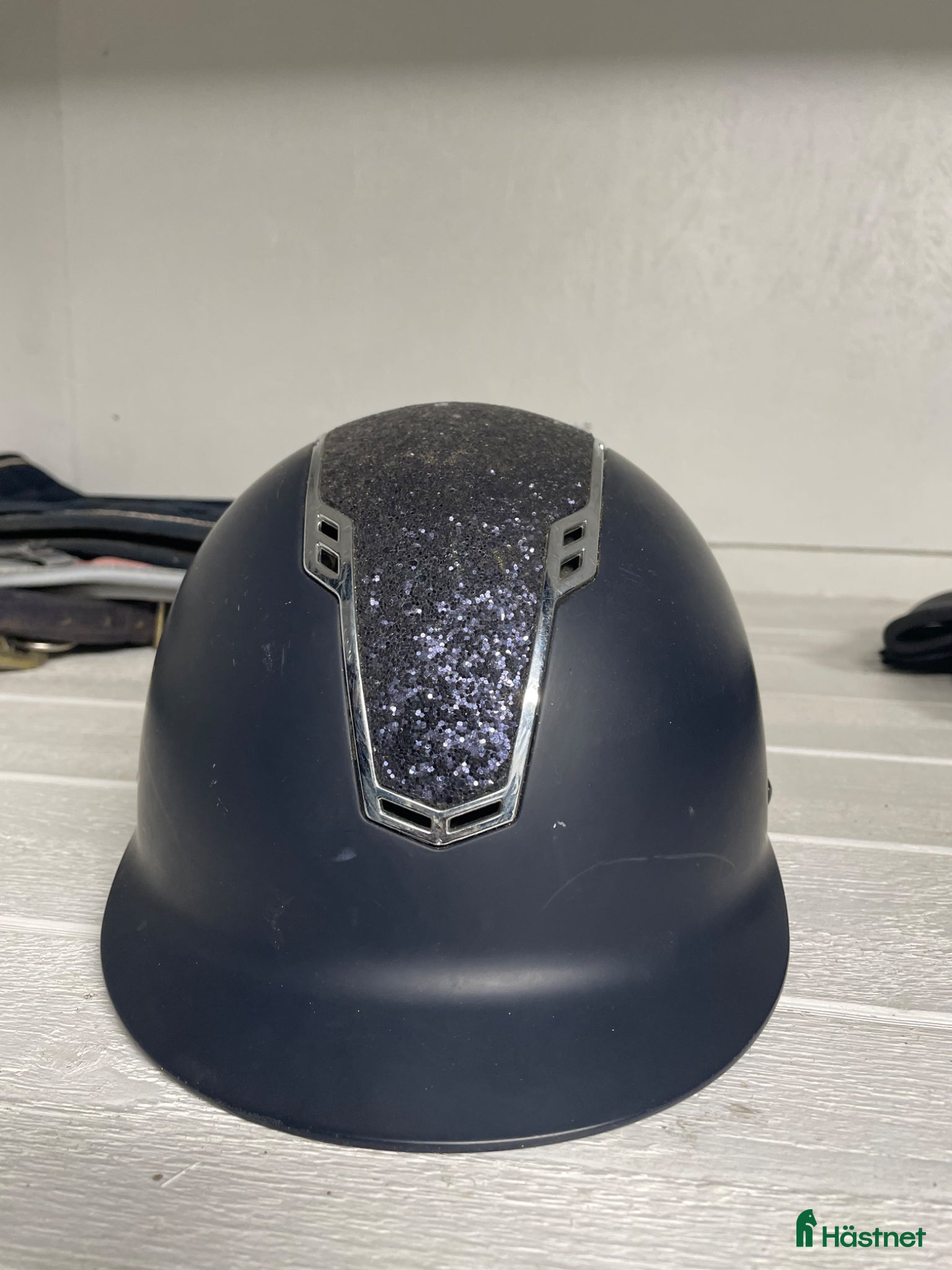 Hjälmar ryttarutrustning till salu: Hjälm i storken 55-57 - Annons 1