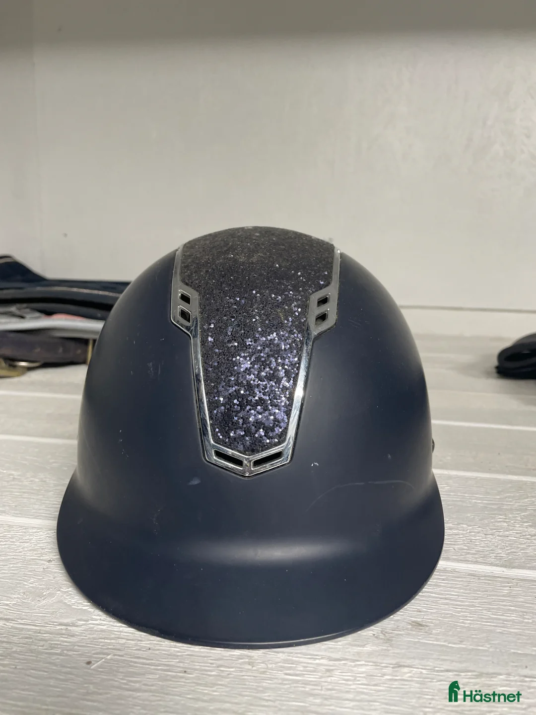 Hjälmar ryttarutrustning till salu: Hjälm i storken 55-57 - Annons 1