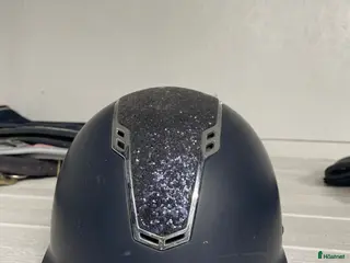 Hjälmar ryttarutrustning till salu: Hjälm i storken 55-57 - Annons 1