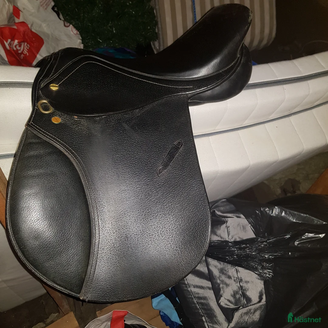 Sadlar hästutrustning till salu: Hoppsadel - Annons 1