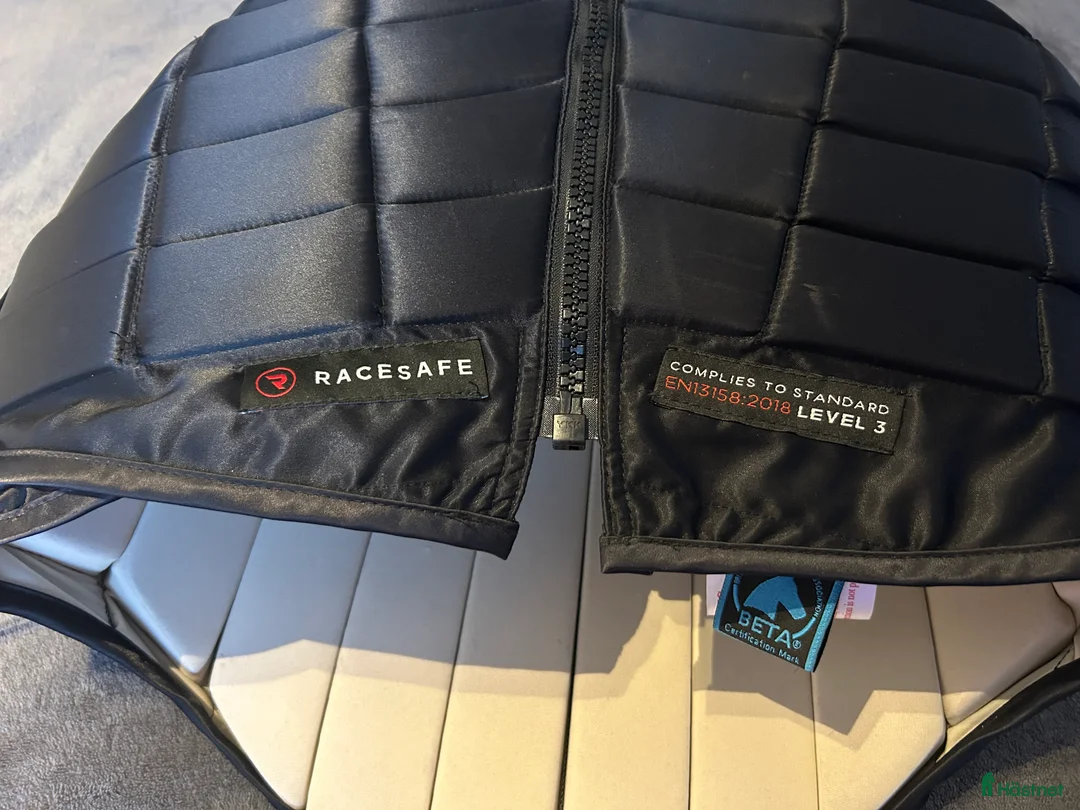 Säkerhetsvästar ryttarutrustning till salu: Racesafe ridväst Strl M/L Dam i Vendelsö - Annons 3