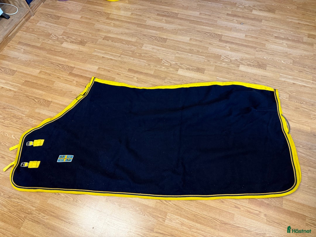 Täcken hästutrustning till salu: Ylletäcke med avtagbar hals  i Vendelsö - Annons 1