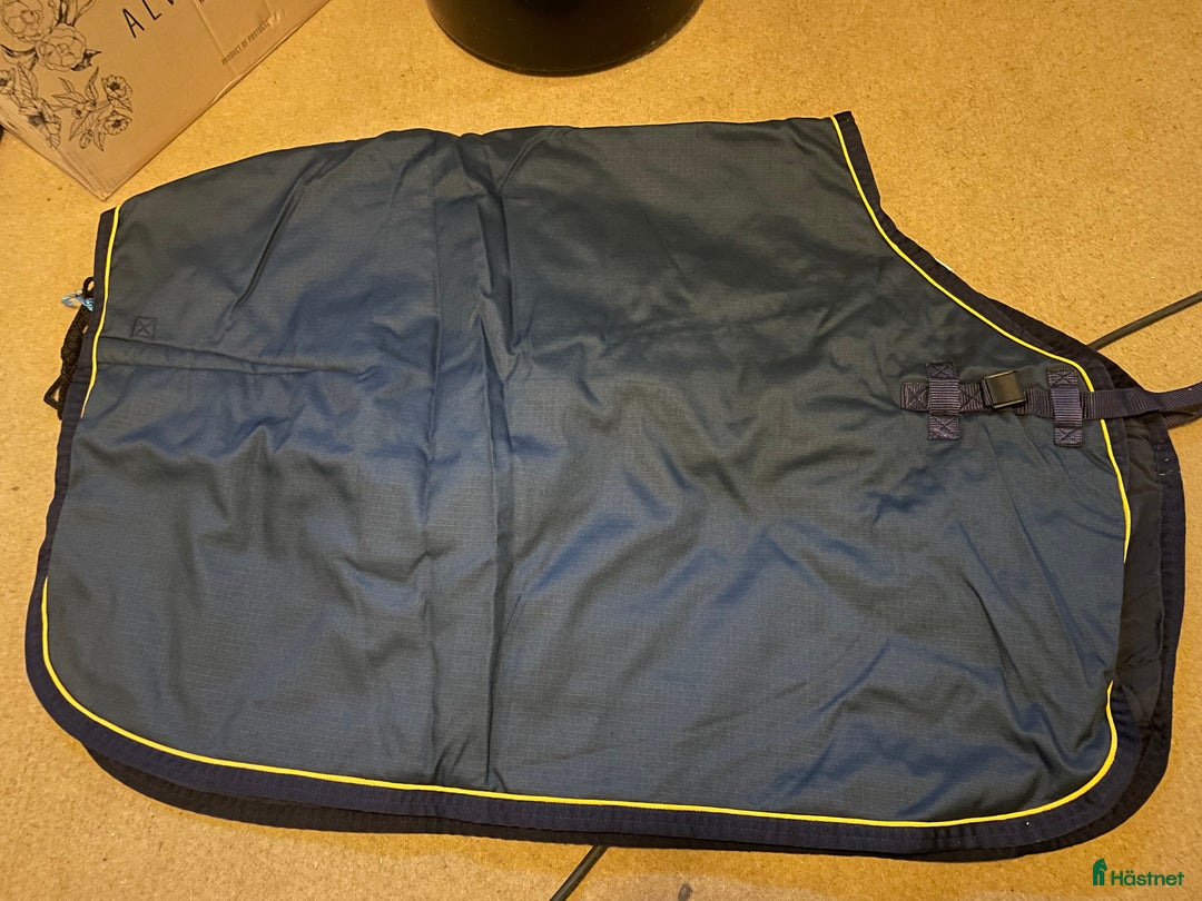 Täcken hästutrustning till salu: Rid- & ländtäcken, olika storlekar  i Vallberga - Annons 2