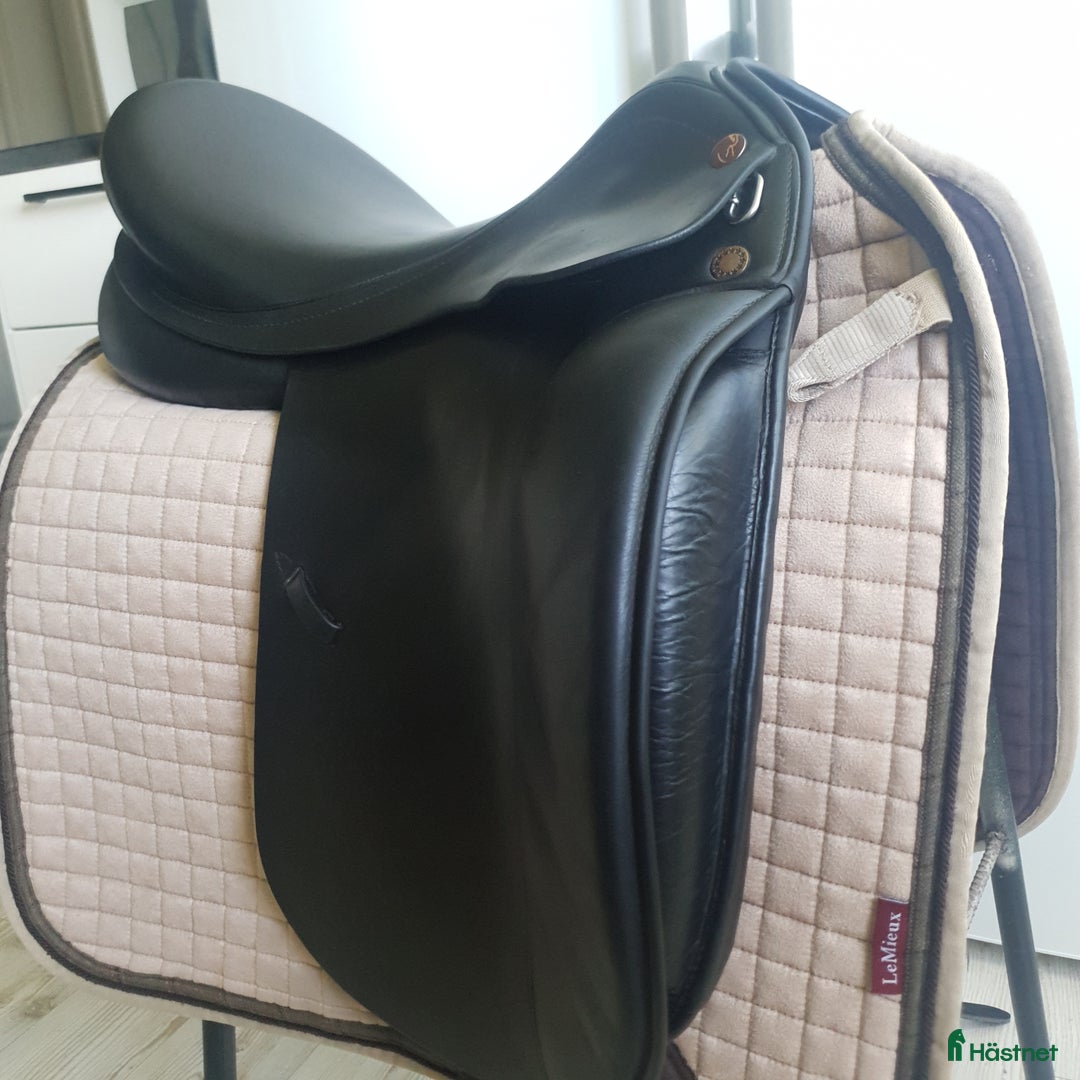 Sadlar hästutrustning till salu: Prestige top dressage 17"/35 i Tranås - Annons 1