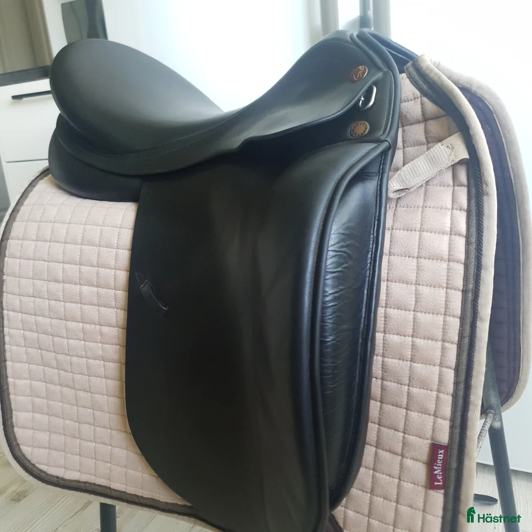 Sadlar hästutrustning till salu: Prestige top dressage 17"/35 i Tranås - Annons 1