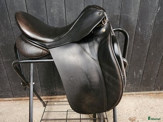 Sadlar hästutrustning till salu: Morris and Noland dressyrsadel i Rimbo - Annons 1