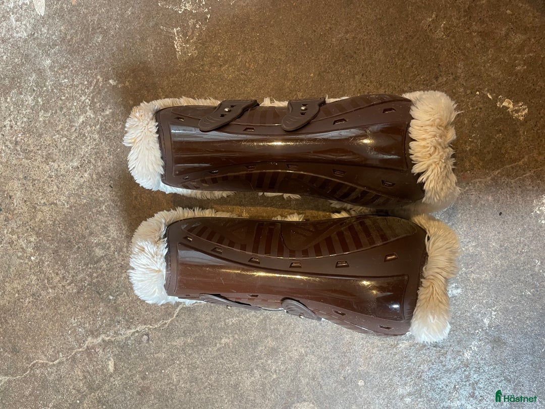 Benskydd hästutrustning till salu: Fluffiga benskydd  i Vetlanda - Annons 3