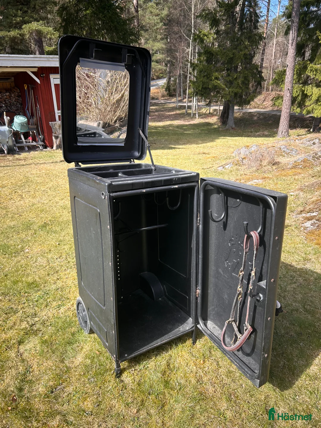 Övrig utrustning övrig utrustning till salu: Svart rymligt sadelskåp - Annons 1