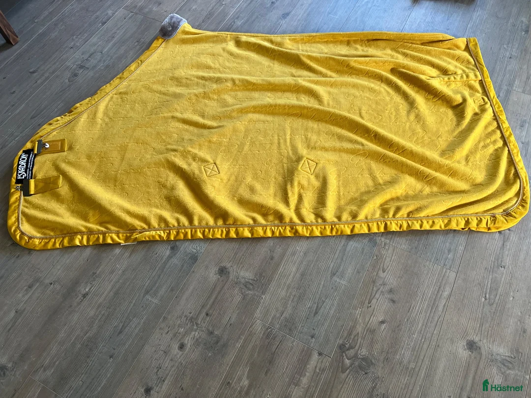 Täcken hästutrustning till salu: Fleece täcke från Eskadron - Annons 1