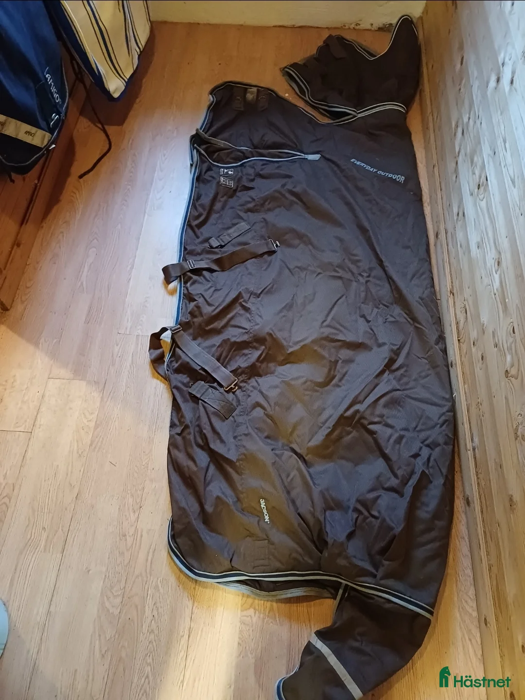 Täcken hästutrustning till salu: Vintertäcke 300g i Sävsjö - Annons 1