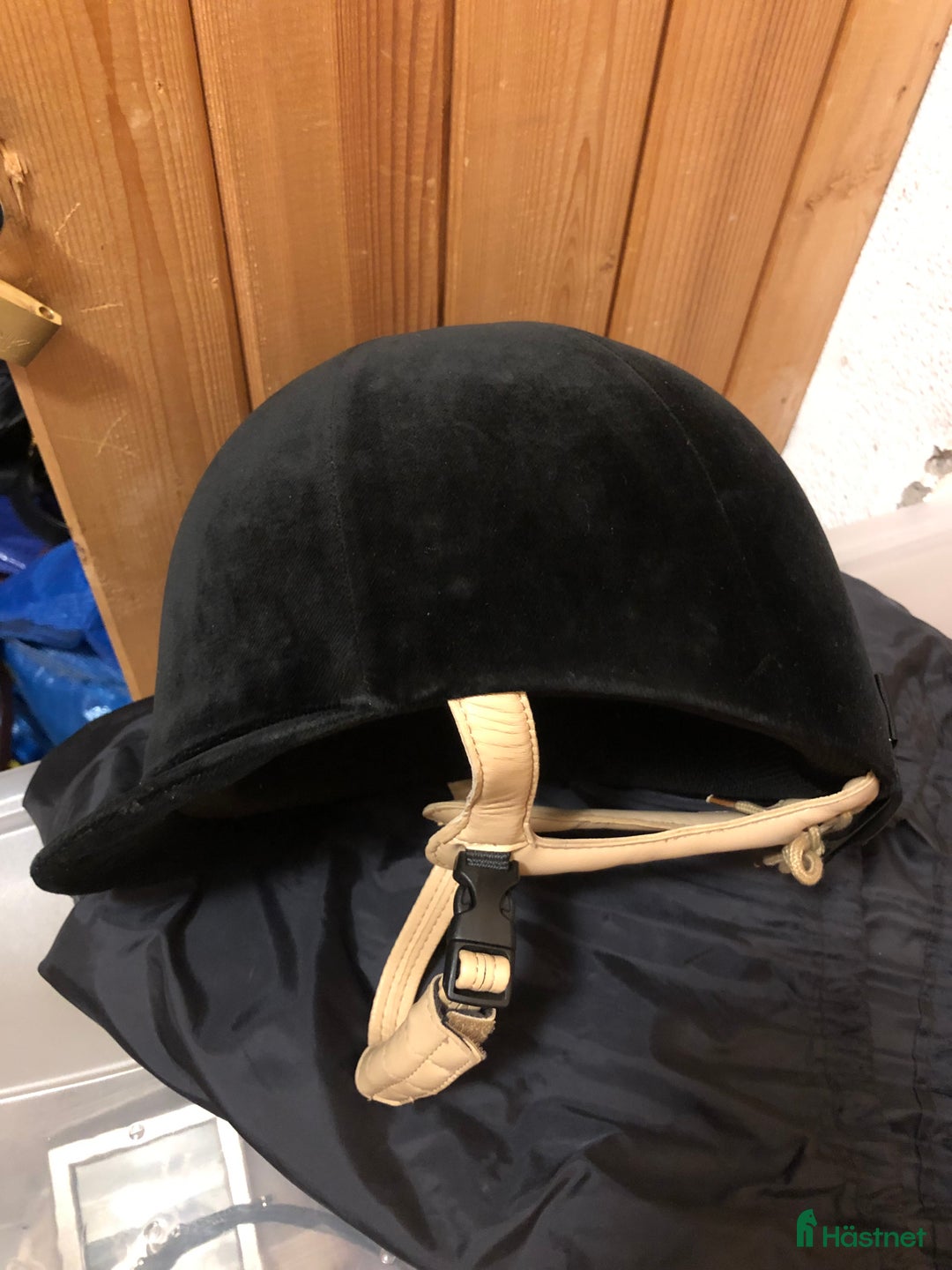 Hjälmar ryttarutrustning till salu: Ridhjälm säljes i Smedjebacken - Annons 1
