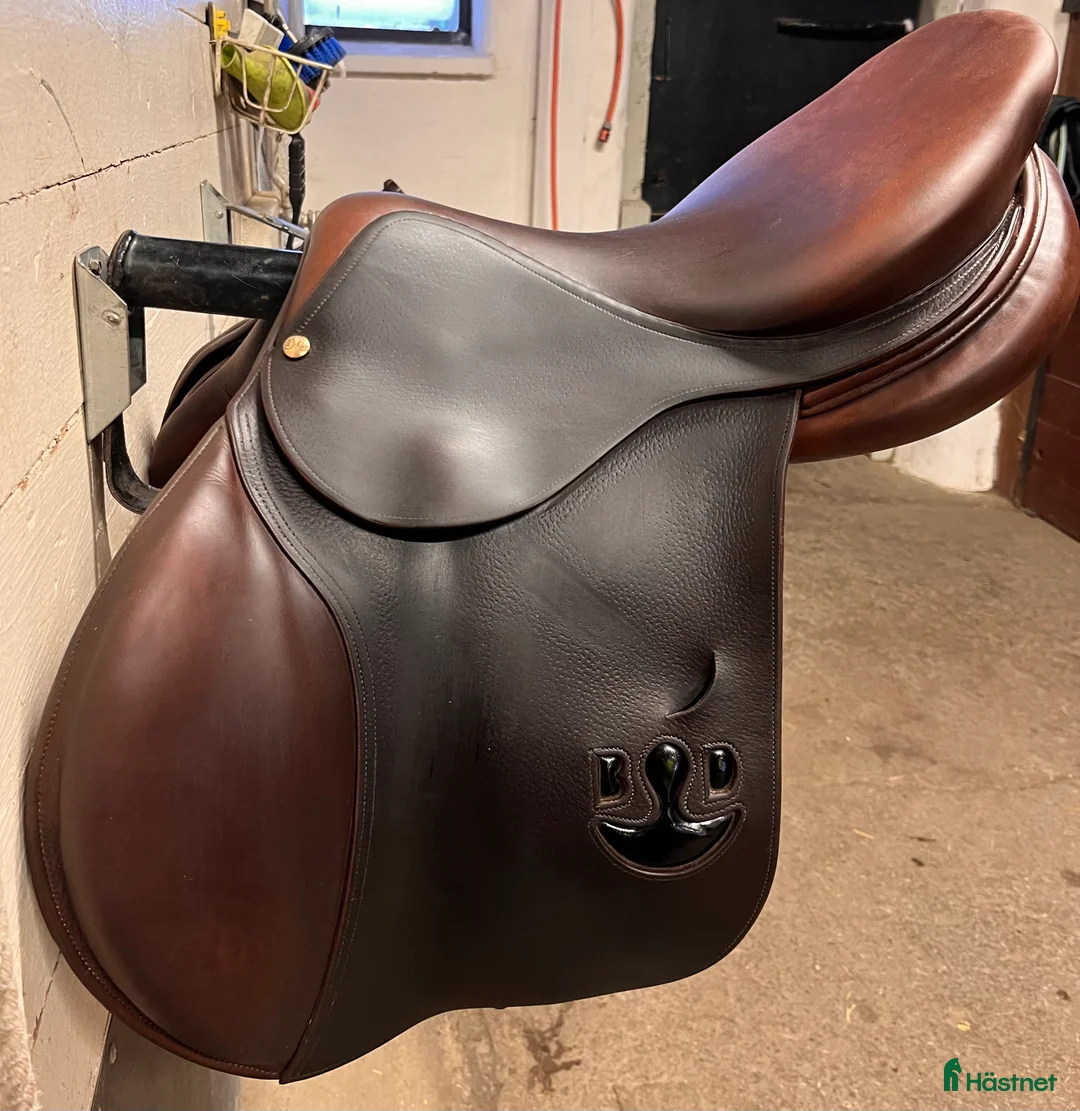 Sadlar hästutrustning till salu: Bruno Delgrange Virtuose hoppsadel 17,5”  - Annons 2