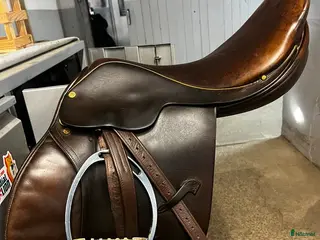 Sadlar hästutrustning till salu: Frank Baines sadel i Tystberga - Annons 2