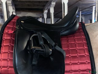 Schabrak & Vojlockar hästutrustning till salu: Rött equito dressyr schabrak i Norrtälje - Annons 6