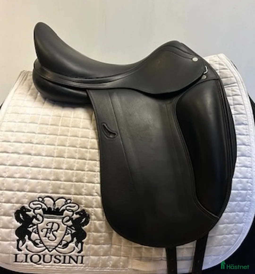 Sadlar hästutrustning till salu: Dressyrsadel Equipe Emporio 17" - Annons 1