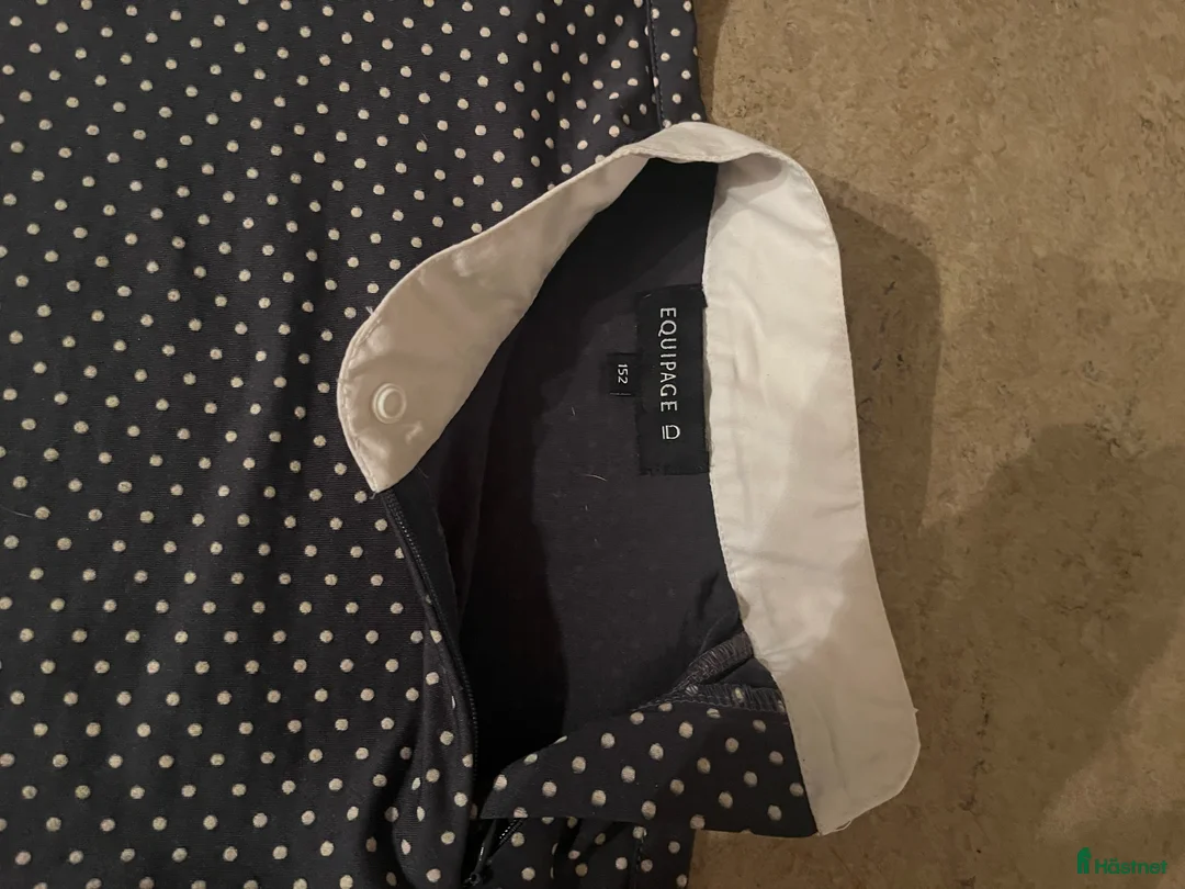 Övrigt Ridkläder ryttarutrustning till salu: Gråprickig tävlingsblus ifrån equipage🤍 i Gemla - Annons 2