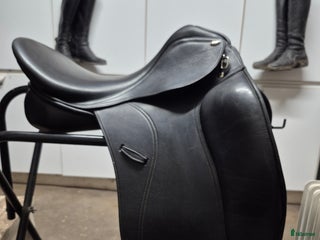 Sadlar hästutrustning till salu: Pessoa 17 tum i Sjuntorp - Annons 1