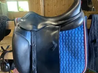 Sadlar hästutrustning till salu: Fin Amerigo Classic dressyrsadel i Ängelholm - Annons 3
